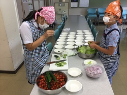 サラダを作っている様子