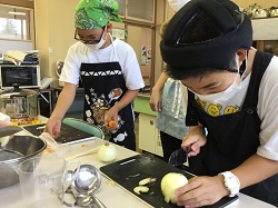 包丁で野菜を切っている様子