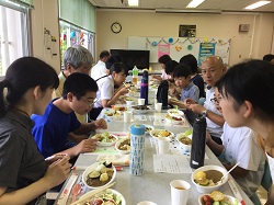 みんなでカレーを食べている様子