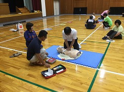 胸骨圧迫の様子