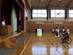 校長先生の式辞を聞くようすです