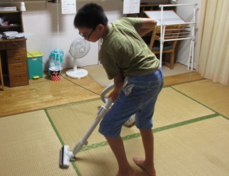 帰舎して舎室を掃除する舎生