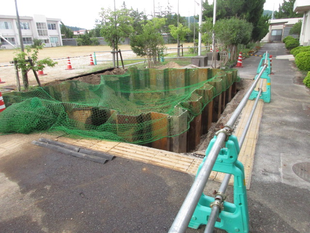 寄宿舎外にある重油タンクが撤去されている様子