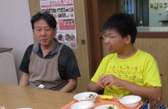 夕食を食べながら誕生会を楽しむ舎生