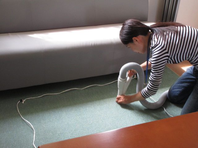 食堂カーペットを調べる薬剤師さん