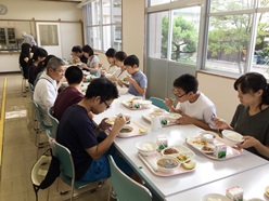 給食を食べるようす