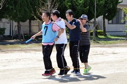 全員リレーでムカデ競争している様子