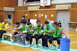 満水リレーで頑張る保健理療科のみなさん