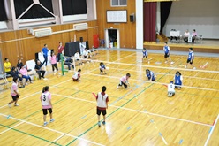 青翔開智中学校との交流フロアバレー