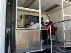 起震車で震度７を体験している様子