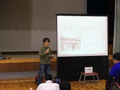 防災アドバイザーの方のお話を聞いている様子