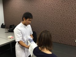 腕へあんまをしています