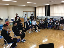 集まって学校紹介をしています。