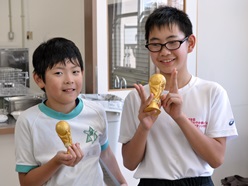 表彰式で笑顔の二人です。