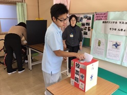 投票箱に入れている様子