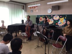 演奏と読み聞かせをしてくださいました。