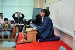 児童生徒によるネタ発表の様子です