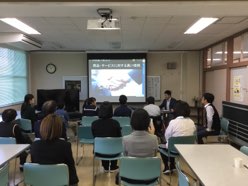 みんなでお話を聞いています