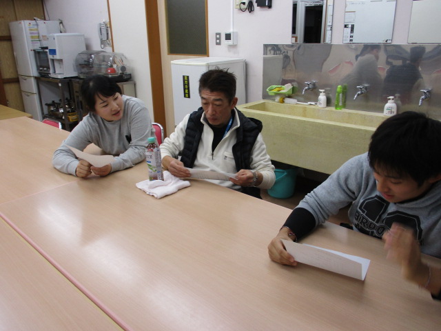 交流係話し合いの様子