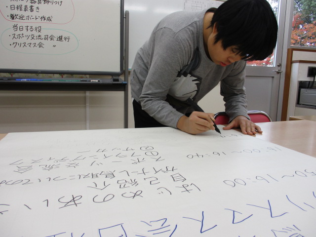 模造紙に日程表を書きました