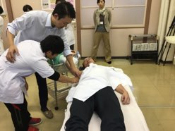 実際に触りながら学習している様子