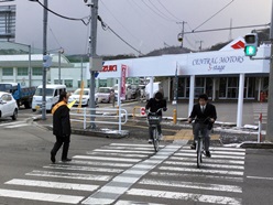 本校職員も交差点で横断指導をしています。