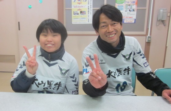 カメラに向かってピース
