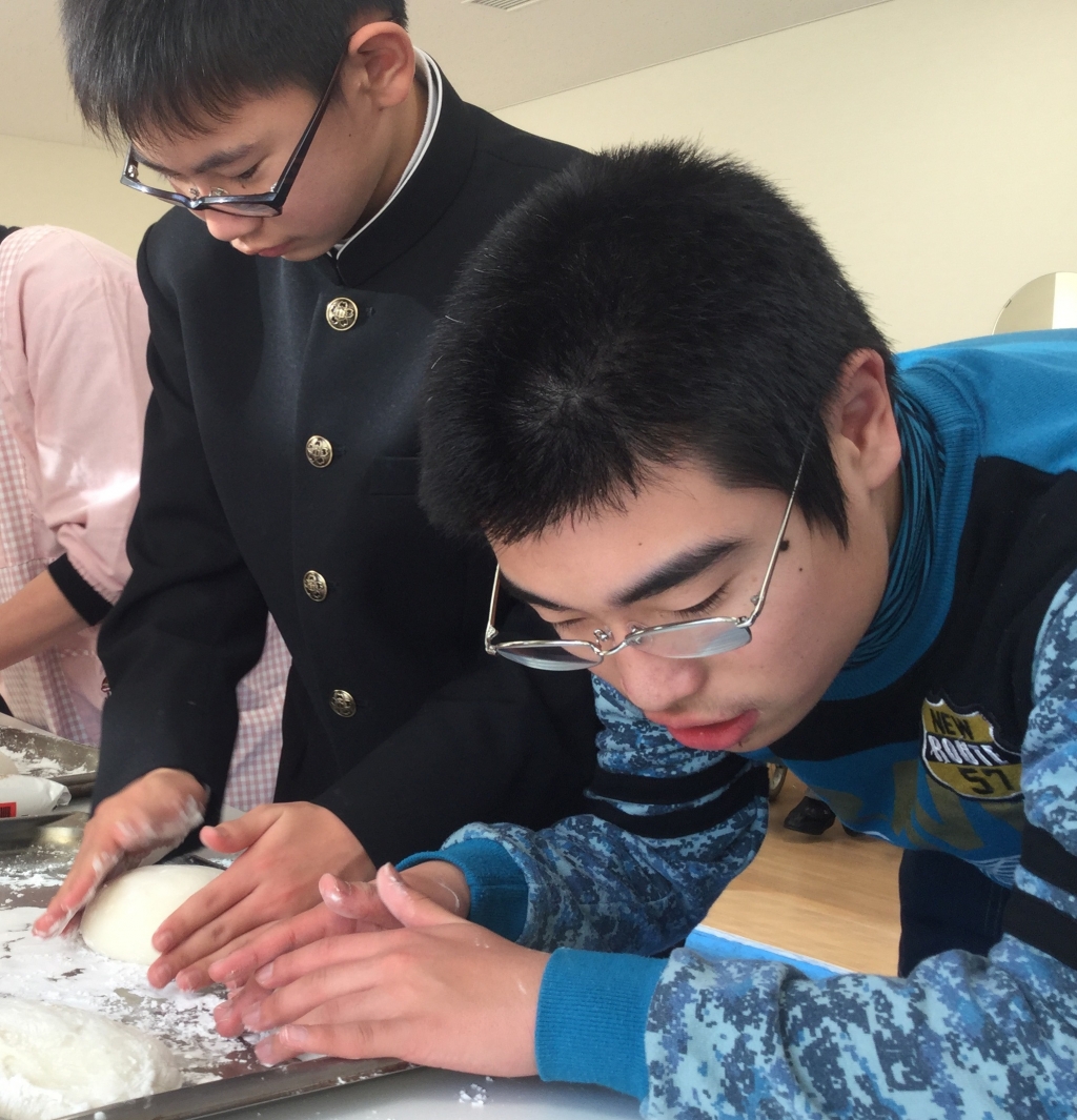 鏡もちを作っている様子