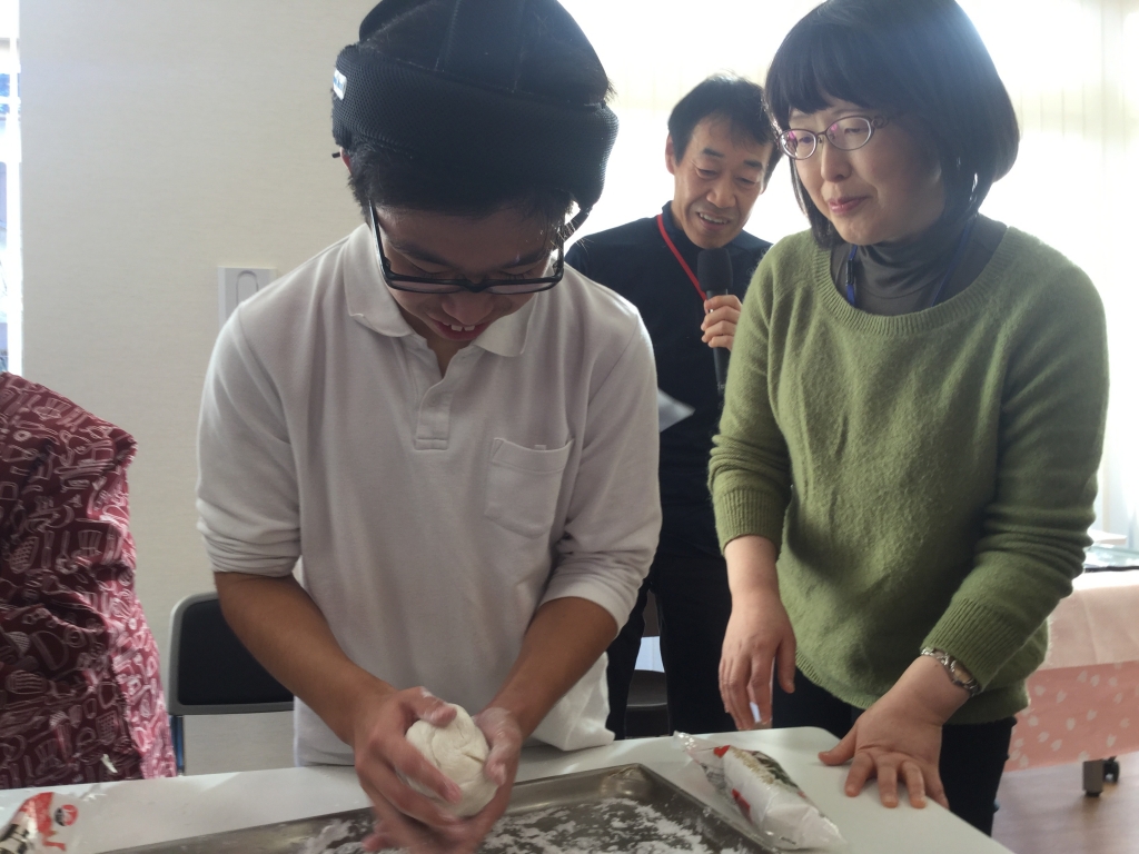 鏡もちを作っている様子