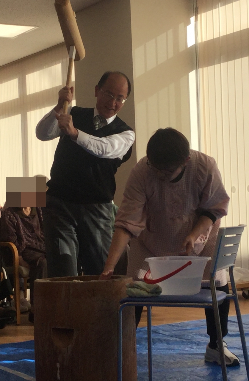 校長先生がもちつきをしている様子