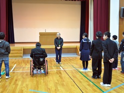着任された新しい先生のあいさつの様子