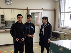盲学校の給食のよいところを発表しています