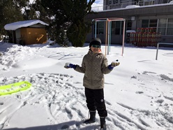 両手に雪玉をもってスタンバイしています
