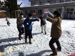 雪玉で攻撃！