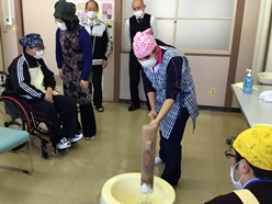 もちをついています①
