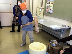 もちをついています②