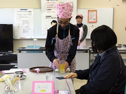 丁寧に接客をしています