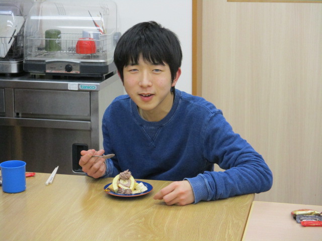 ロールケーキを前にキメ顔の誕生舎生（聾生）
