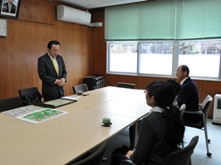 表彰式で緊張しています
