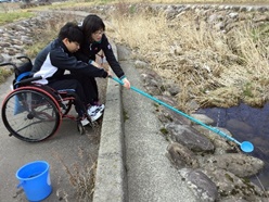 車いすのうえから放流しています