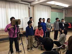 みんなで合唱をしています