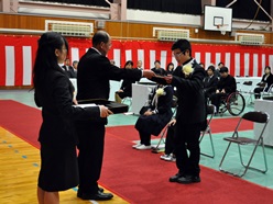 小学部児童へ証書を授与しています