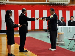 専攻科生徒へ修了証を授与しています
