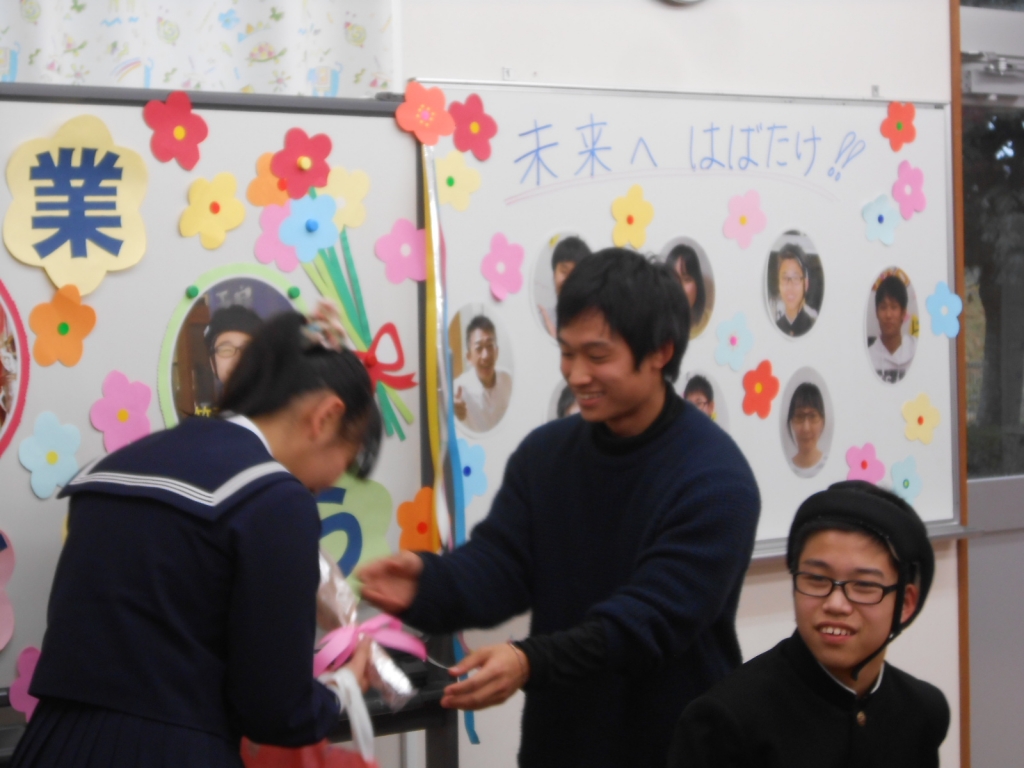 花束を渡している