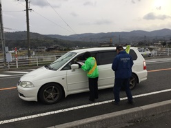 広報活動をする校長先生