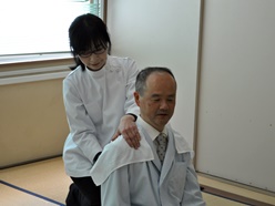 専攻科ではあん摩の授業をしていました