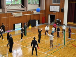 小中学部企画の風船バレーで児童生徒対教職員の対決をしています