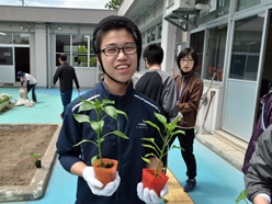 苗をもってにっこりと笑顔です