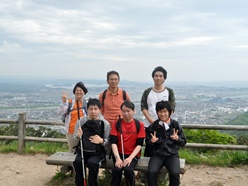 久松山の山頂で記念撮影しました。