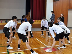 円陣を組んで準備体操をしています